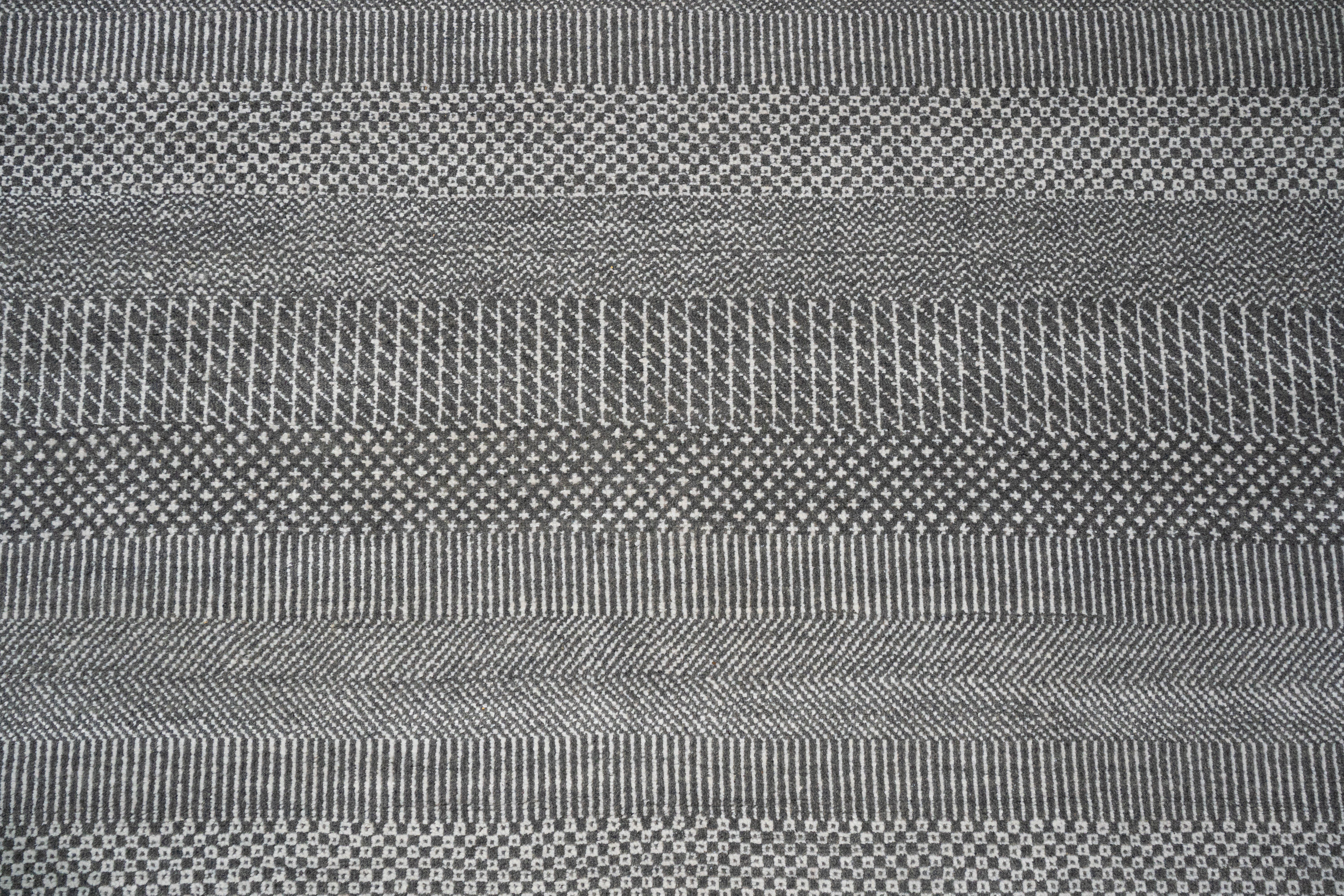 Handknotted Carpet, DIA - 1192 MCN, Grey & White